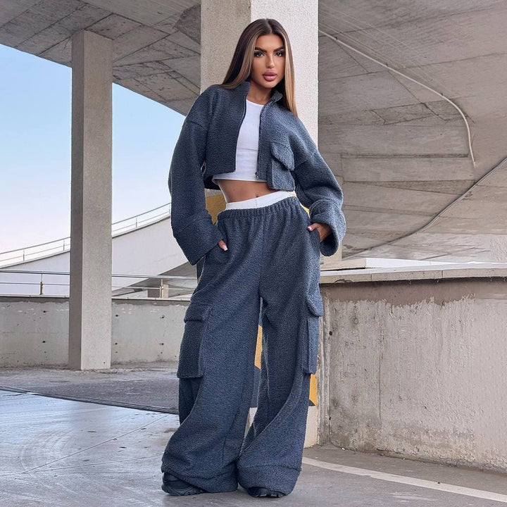 Damernas avslappnade cargo-look med cropped jacka och vida byxor Mirla-Eva Jonsson