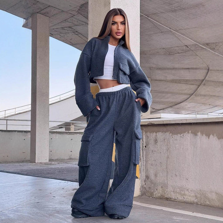 Damernas avslappnade cargo-look med cropped jacka och vida byxor Mirla-Eva Jonsson