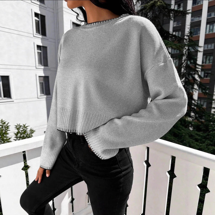 Damernas avslappnade crop-pullover med strukturerade fållar och rundhals. Eva Jonsson-Eva Jonsson