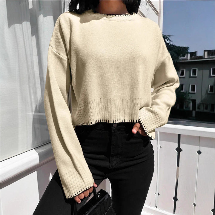 Damernas avslappnade crop-pullover med strukturerade fållar och rundhals. Eva Jonsson-Eva Jonsson