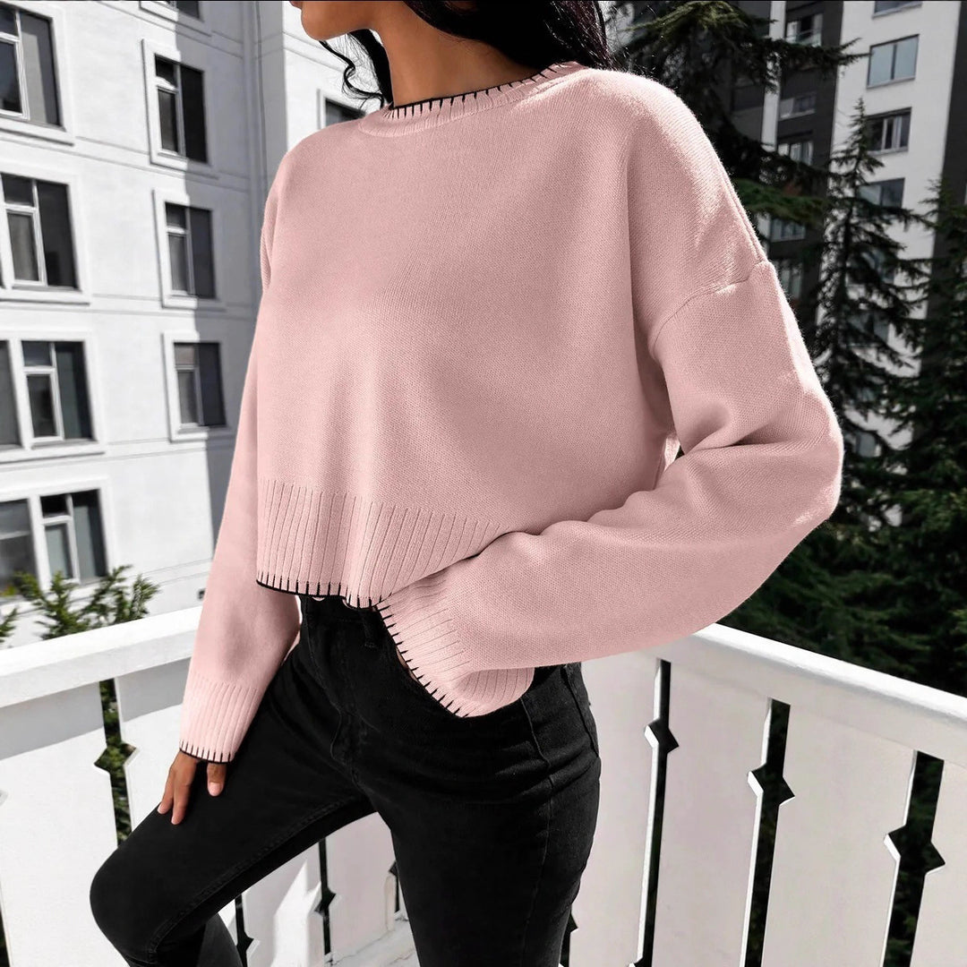 Damernas avslappnade crop-pullover med strukturerade fållar och rundhals. Eva Jonsson-Eva Jonsson