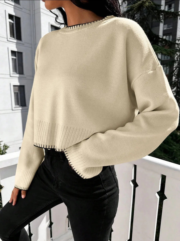 Damernas avslappnade crop-pullover med strukturerade fållar och rundhals. Eva Jonsson-Eva Jonsson