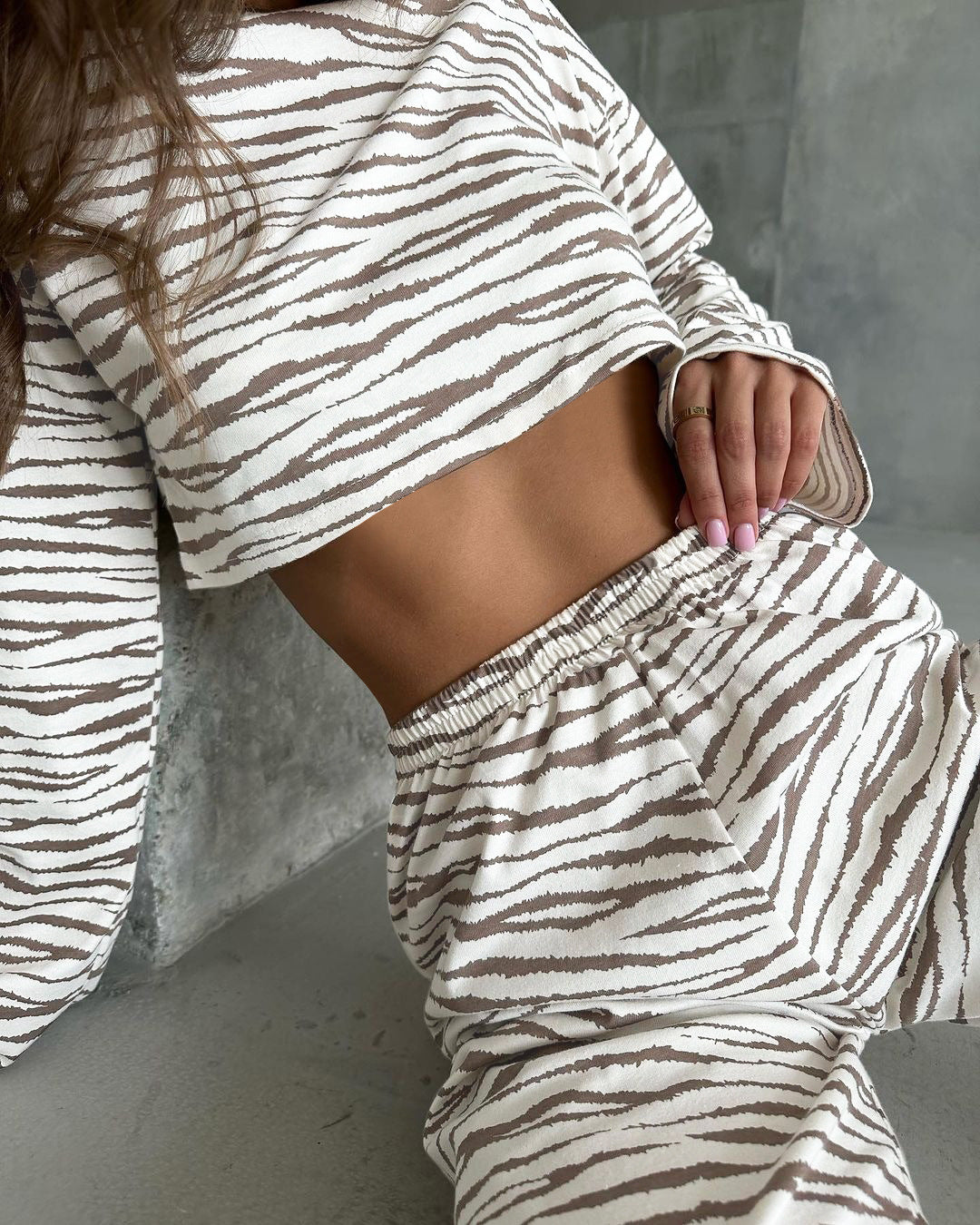 Damernas avslappnade crop-top och joggerset med djurmönster Mirla-Eva Jonsson