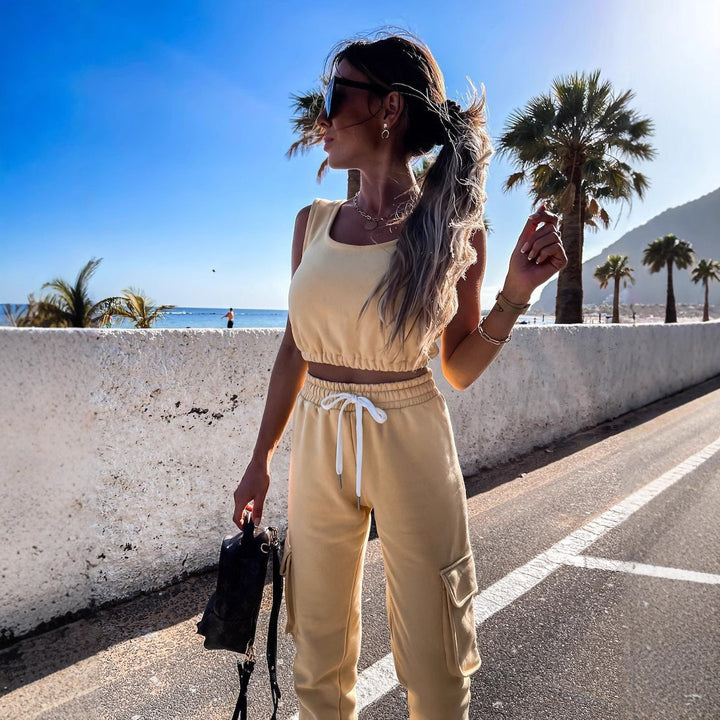 Damernas avslappnade crop-top och joggingset med justerbar dragsko Mirla-Eva Jonsson