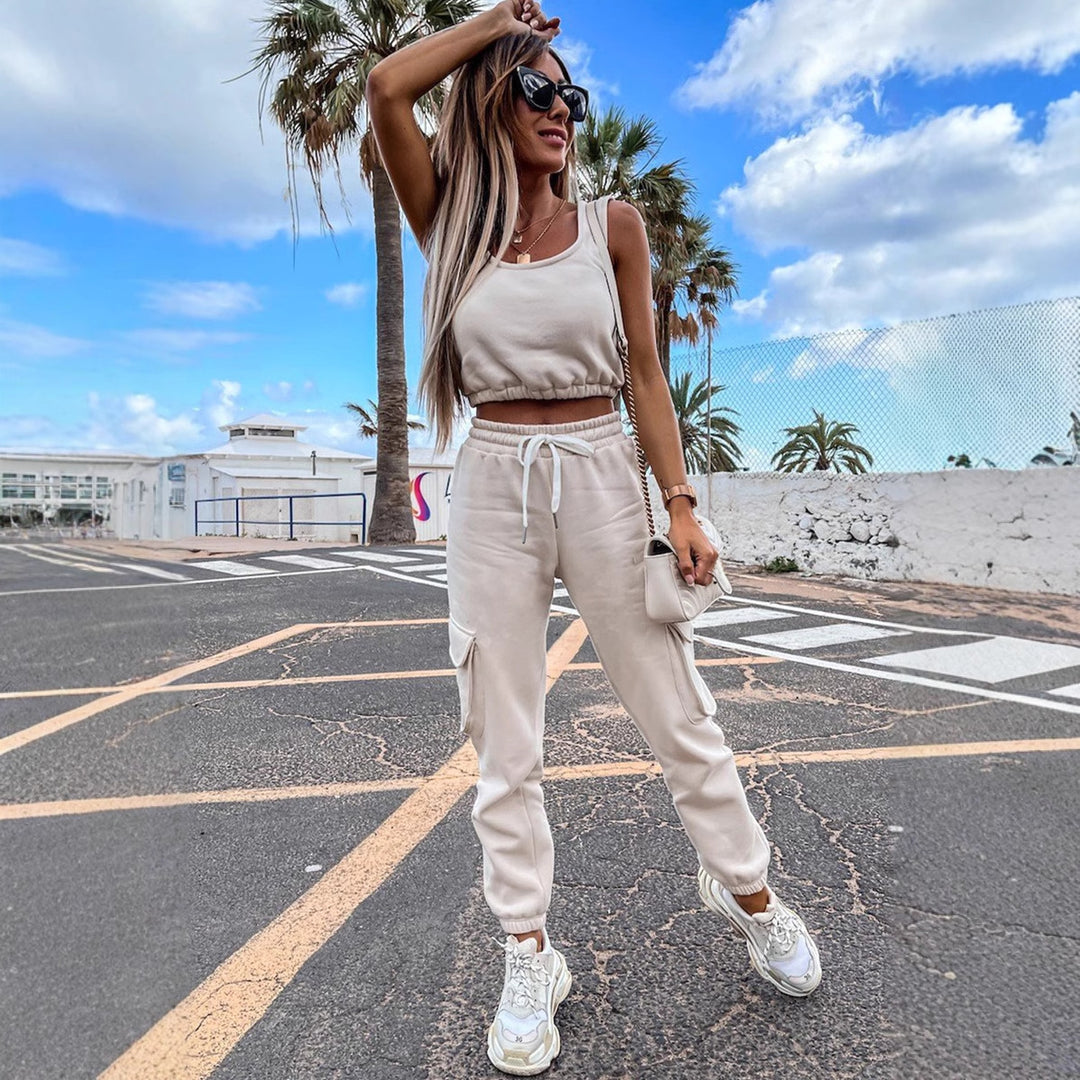 Damernas avslappnade crop-top och joggingset med justerbar dragsko Mirla-Eva Jonsson