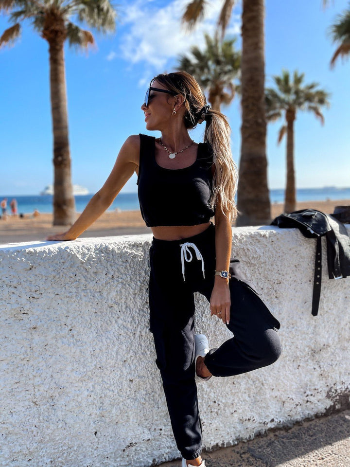 Damernas avslappnade crop-top och joggingset med justerbar dragsko Mirla-Eva Jonsson