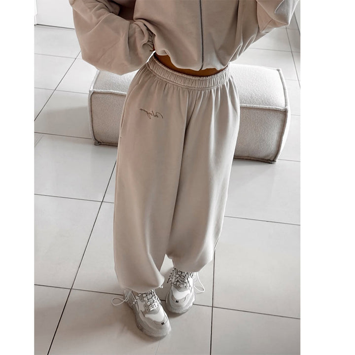Damernas avslappnade croppad sweatshirt och joggingset Mirla-Eva Jonsson