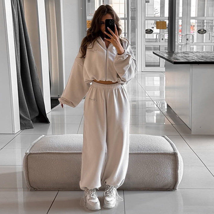 Damernas avslappnade croppad sweatshirt och joggingset Mirla-Eva Jonsson