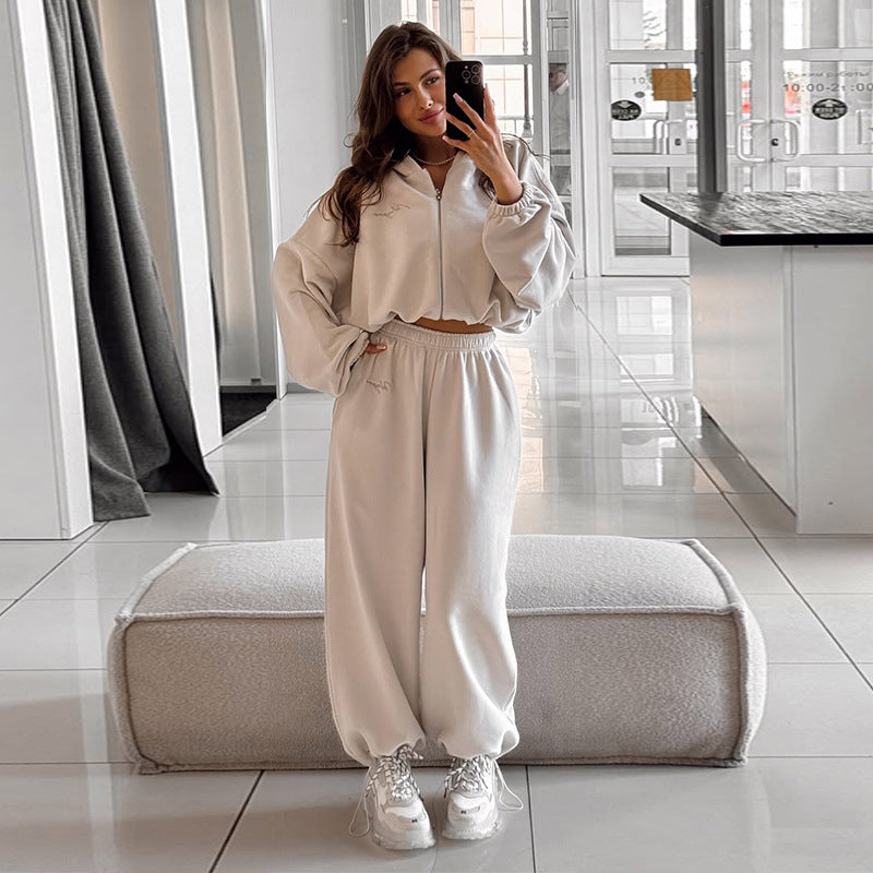 Damernas avslappnade croppad sweatshirt och joggingset Mirla-Eva Jonsson