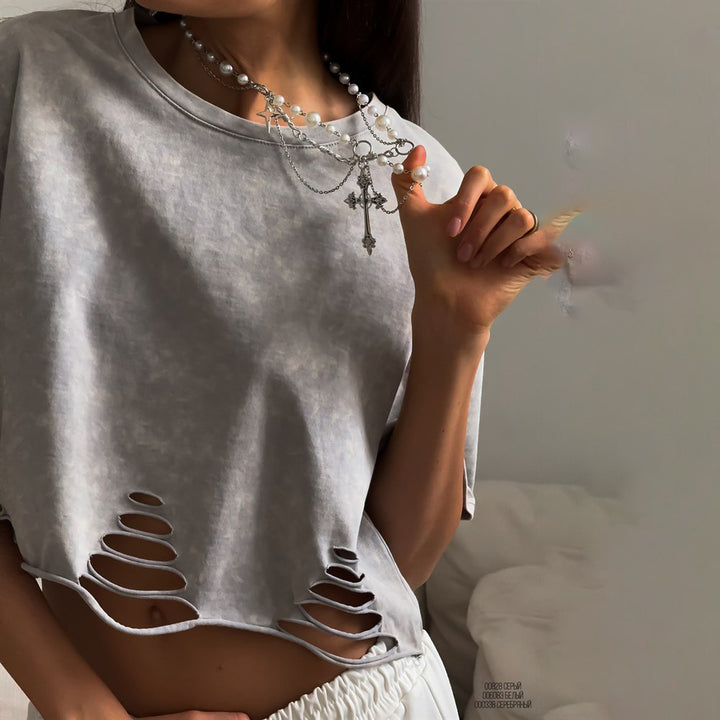 Damernas avslappnade cropped T-shirt med unik skärning och öppna detaljer Mirla-Eva Jonsson