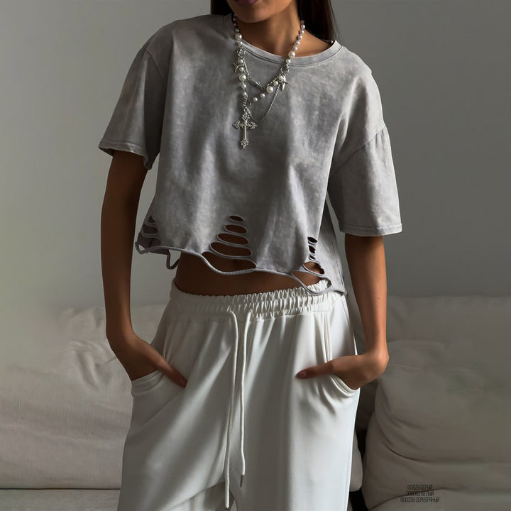 Damernas avslappnade cropped T-shirt med unik skärning och öppna detaljer Mirla-Eva Jonsson