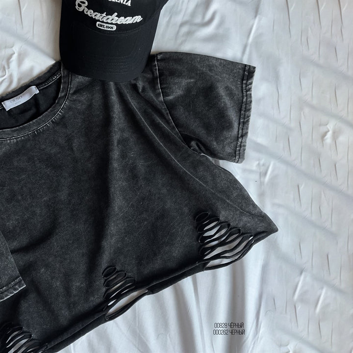 Damernas avslappnade cropped T-shirt med unik skärning och öppna detaljer Mirla-Eva Jonsson