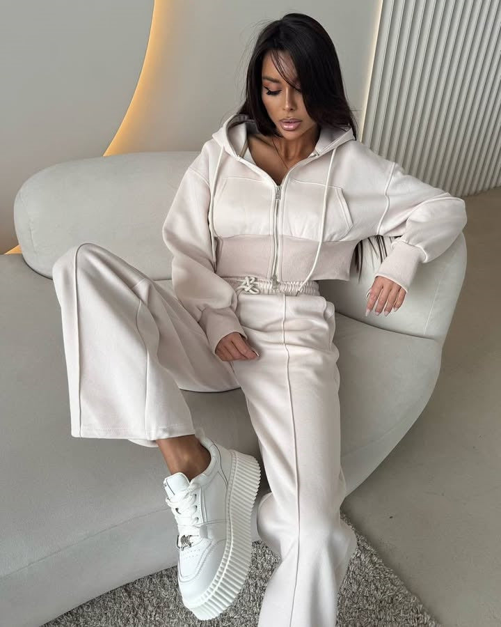 Damernas avslappnade cropped hoodie och löst joggingset Mirla-Eva Jonsson
