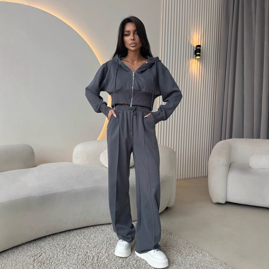 Damernas avslappnade cropped hoodie och löst joggingset Mirla-Eva Jonsson