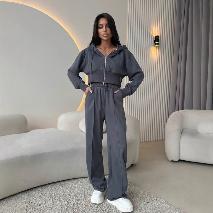 Damernas avslappnade cropped hoodie och löst joggingset Mirla-Eva Jonsson