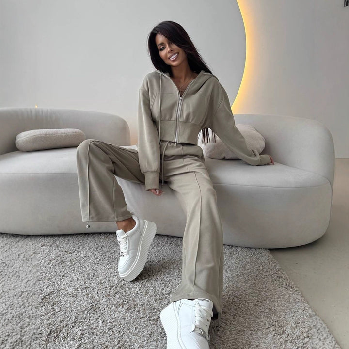 Damernas avslappnade cropped hoodie och löst joggingset Mirla-Eva Jonsson