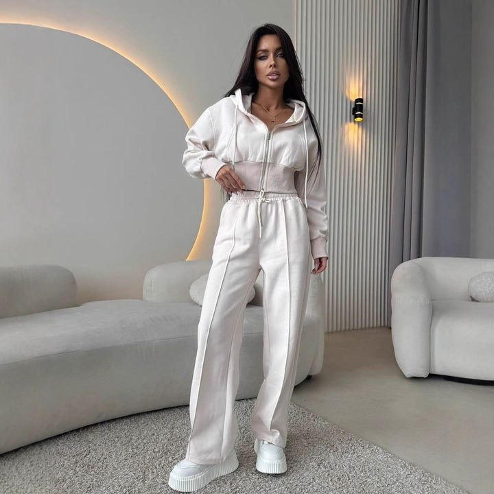 Damernas avslappnade cropped hoodie och löst joggingset Mirla-Eva Jonsson