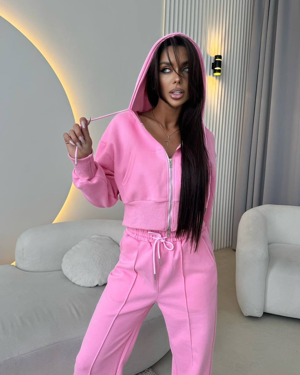 Damernas avslappnade cropped hoodie och löst joggingset Mirla-Eva Jonsson