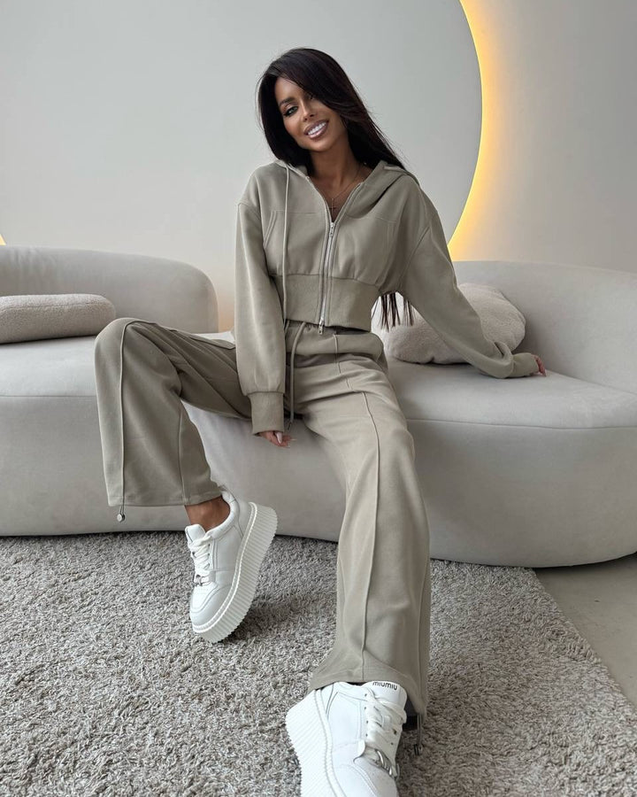 Damernas avslappnade cropped hoodie och löst joggingset Mirla-Eva Jonsson