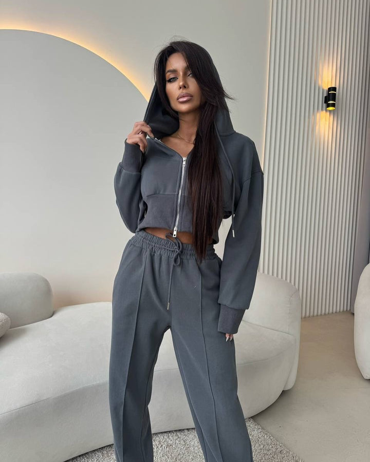 Damernas avslappnade cropped hoodie och löst joggingset Mirla-Eva Jonsson