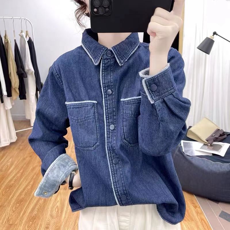 Damernas avslappnade denimblus med kontrasterande krage Mirla-Eva Jonsson