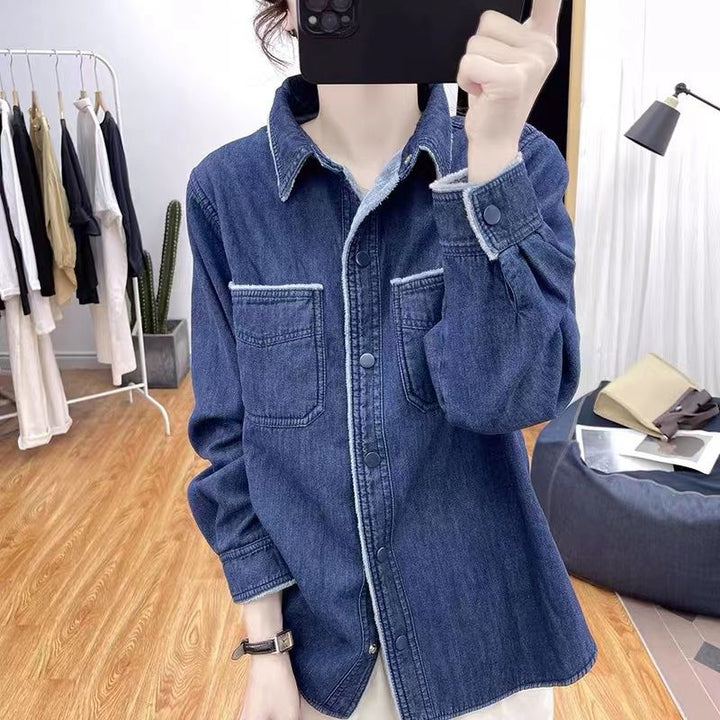 Damernas avslappnade denimblus med kontrasterande krage Mirla-Eva Jonsson