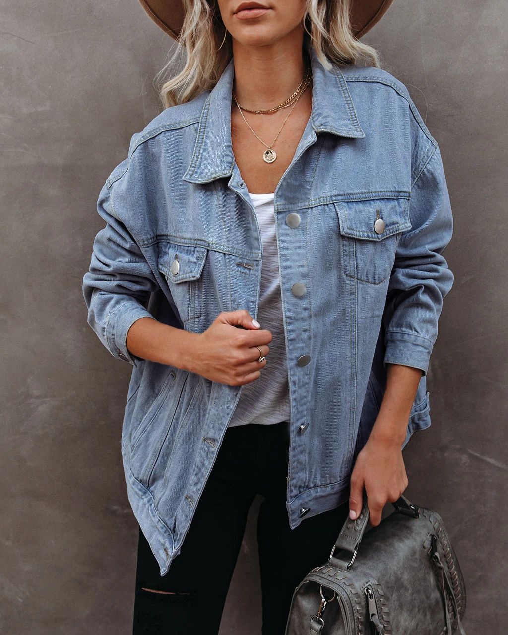 Damernas avslappnade denimjacka i oversized passform med bröstfickor Mirla-Eva Jonsson