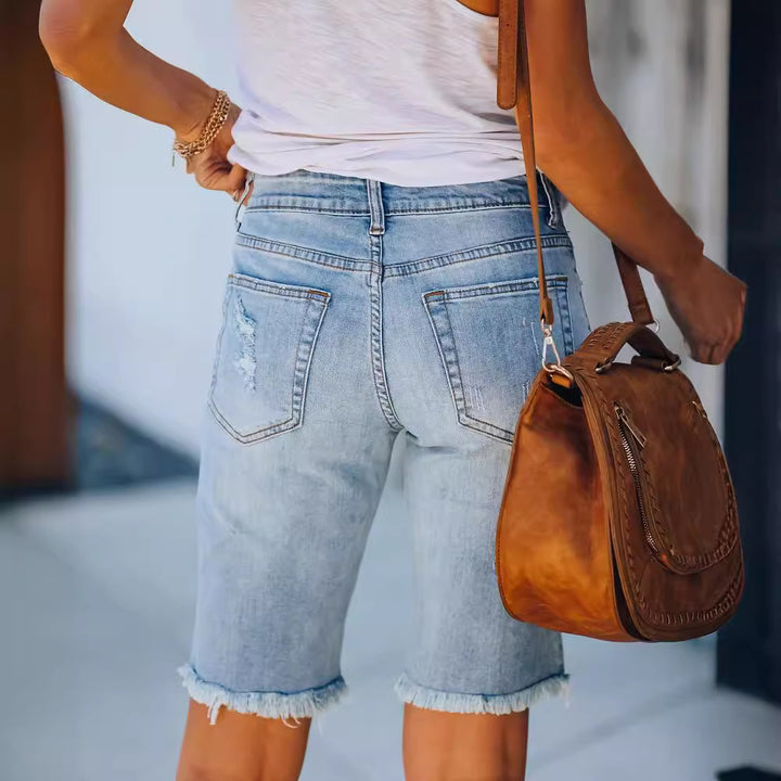 Damernas avslappnade denimshorts med fransad kant och iögonfallande used-look Mirla-Eva Jonsson