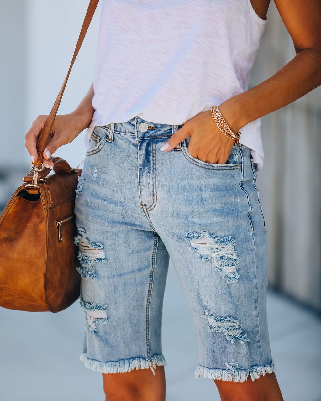 Damernas avslappnade denimshorts med fransad kant och iögonfallande used-look Mirla-Eva Jonsson