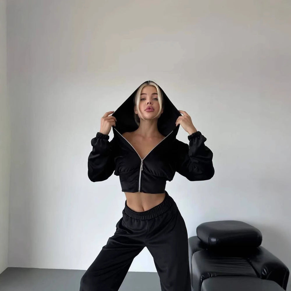 Damernas avslappnade fritidsdräkt med cropped hoodietopp och vida ben Mirla-Eva Jonsson