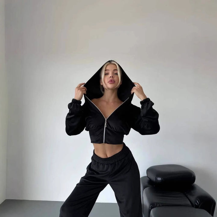 Damernas avslappnade fritidsdräkt med cropped hoodietopp och vida ben Mirla-Eva Jonsson