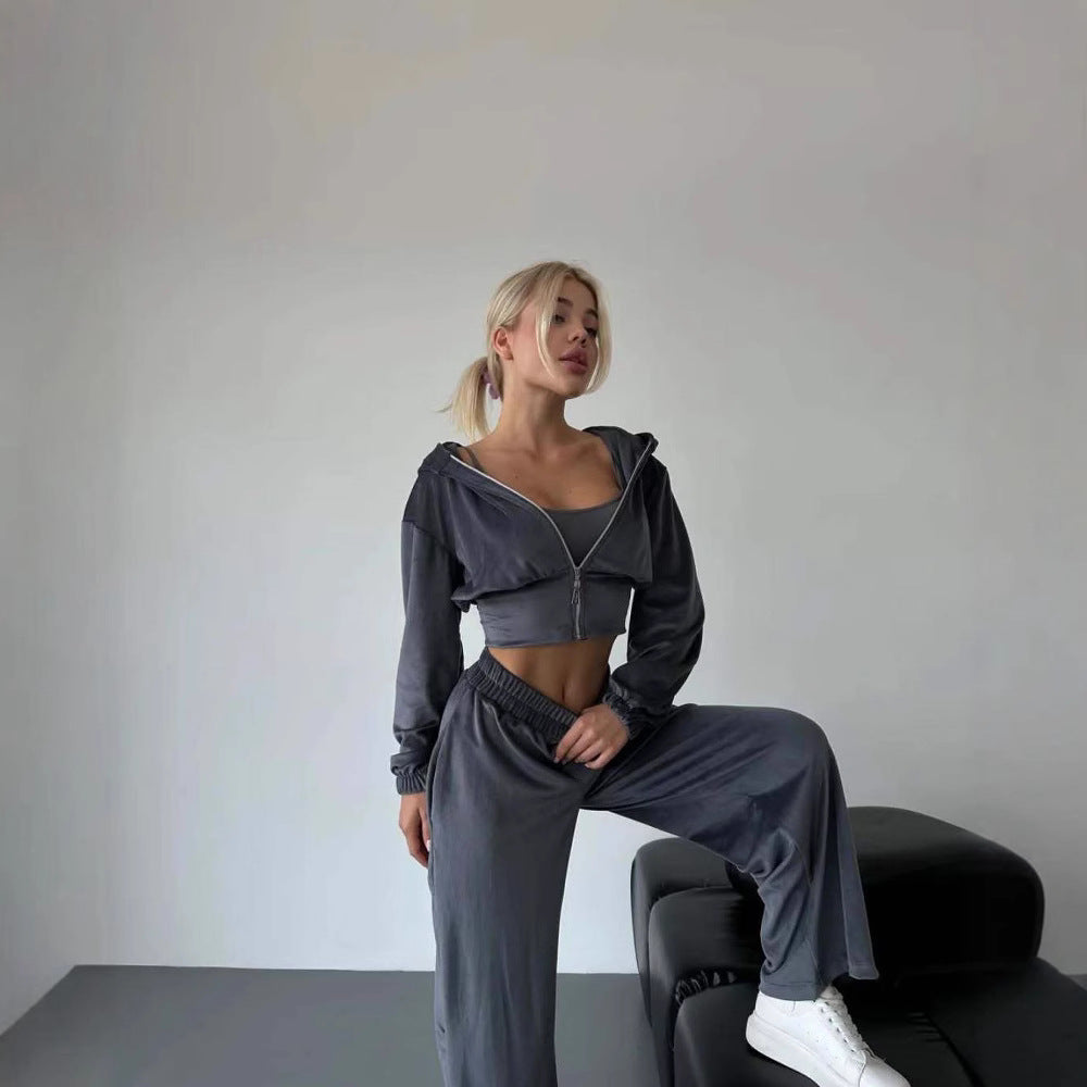 Damernas avslappnade fritidsdräkt med cropped hoodietopp och vida ben Mirla-Eva Jonsson
