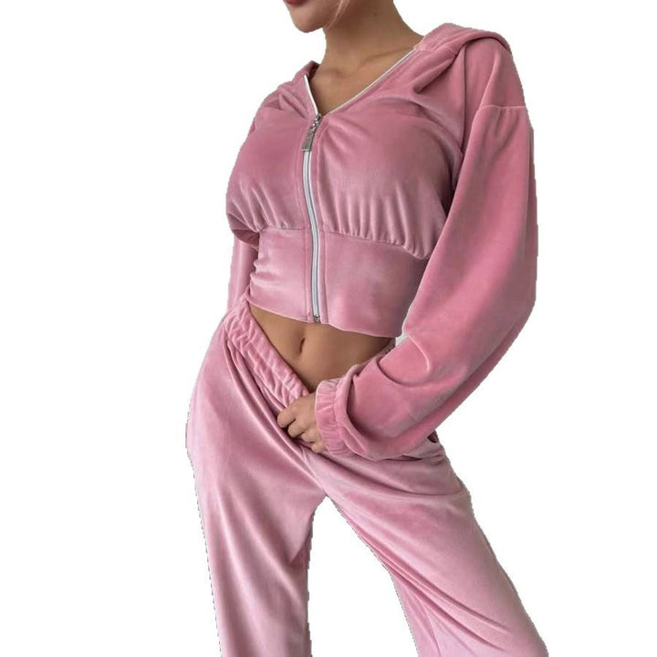 Damernas avslappnade fritidsdräkt med cropped hoodietopp och vida ben Mirla-Eva Jonsson