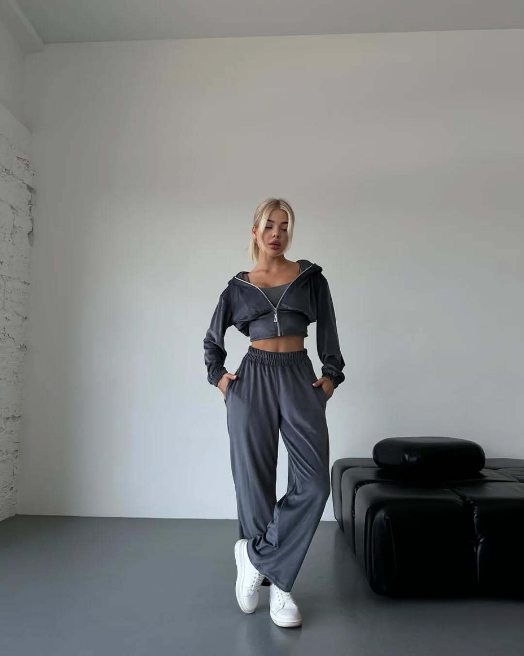 Damernas avslappnade fritidsdräkt med cropped hoodietopp och vida ben Mirla-Eva Jonsson