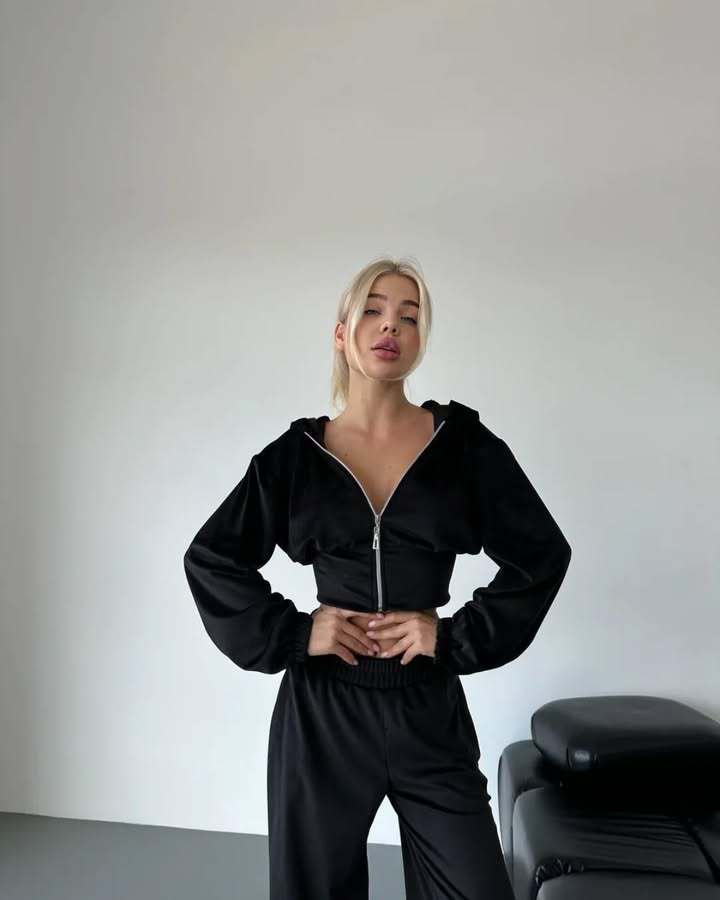 Damernas avslappnade fritidsdräkt med cropped hoodietopp och vida ben Mirla-Eva Jonsson