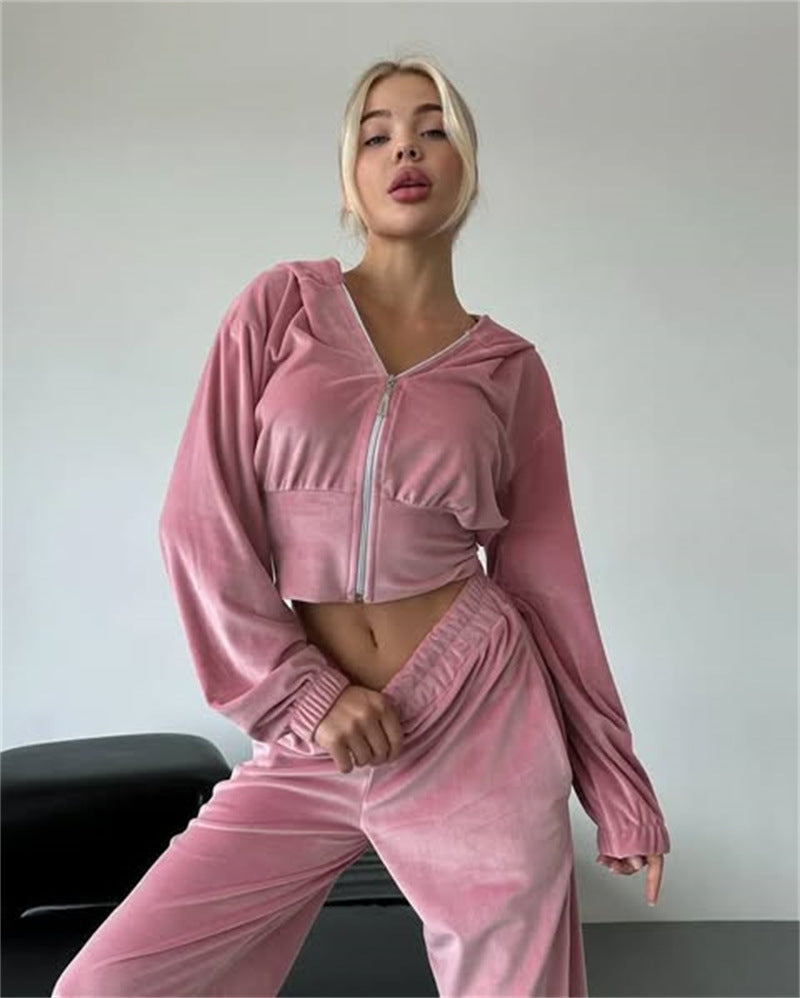Damernas avslappnade fritidsdräkt med cropped hoodietopp och vida ben Mirla-Eva Jonsson