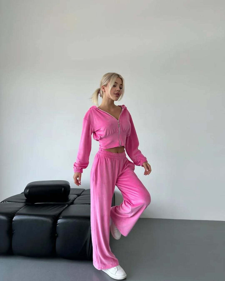 Damernas avslappnade fritidsdräkt med cropped hoodietopp och vida ben Mirla-Eva Jonsson