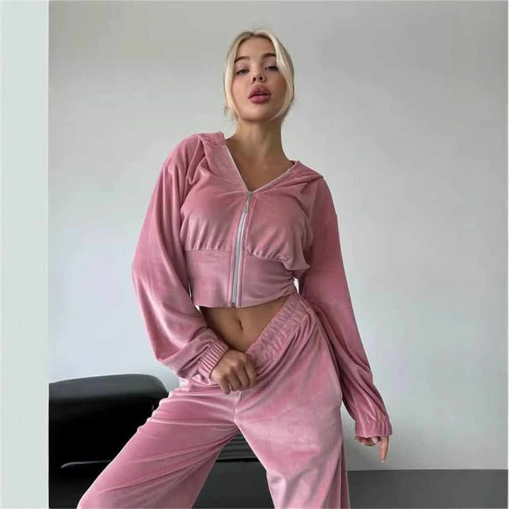 Damernas avslappnade fritidsdräkt med cropped hoodietopp och vida ben Mirla-Eva Jonsson