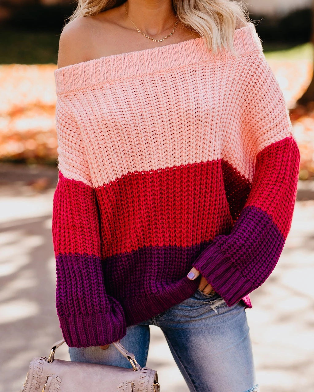 Damernas avslappnade grovstickad tröja med off-shoulder design och dekorativ färgkombination Mirla-Eva Jonsson