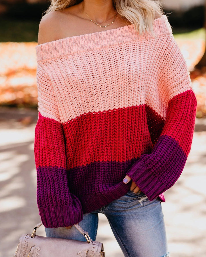 Damernas avslappnade grovstickad tröja med off-shoulder design och dekorativ färgkombination Mirla-Eva Jonsson