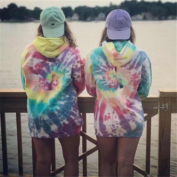 Damernas avslappnade hoodie i unik tie-dye design Mirla-Eva Jonsson