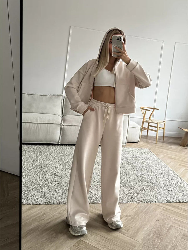 Damernas avslappnade hoodie-joggingdräkt med elastisk midja och praktiska fickor Mirla-Eva Jonsson