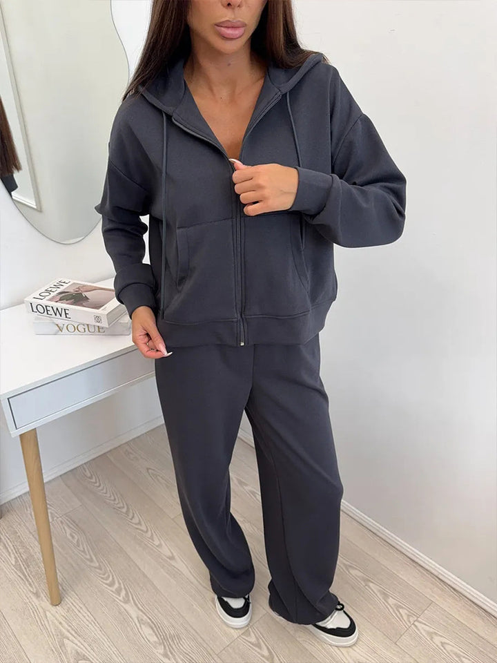 Damernas avslappnade hoodie-joggingdräkt med elastisk midja och praktiska fickor Mirla-Eva Jonsson