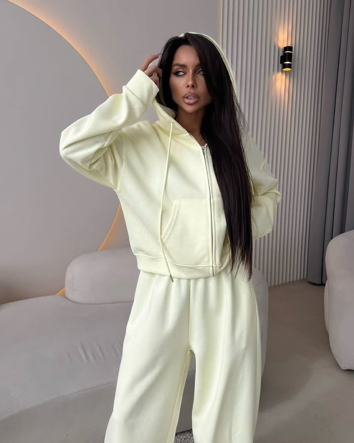 Damernas avslappnade hoodie-joggingdräkt med elastisk midja och praktiska fickor Mirla-Eva Jonsson