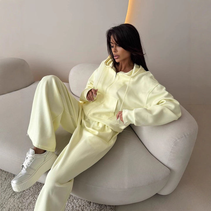 Damernas avslappnade hoodie-joggingdräkt med elastisk midja och praktiska fickor Mirla-Eva Jonsson