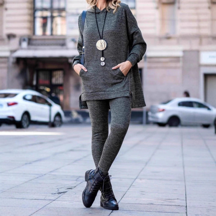 Damernas avslappnade hoodie-look med leggings Mirla-Eva Jonsson