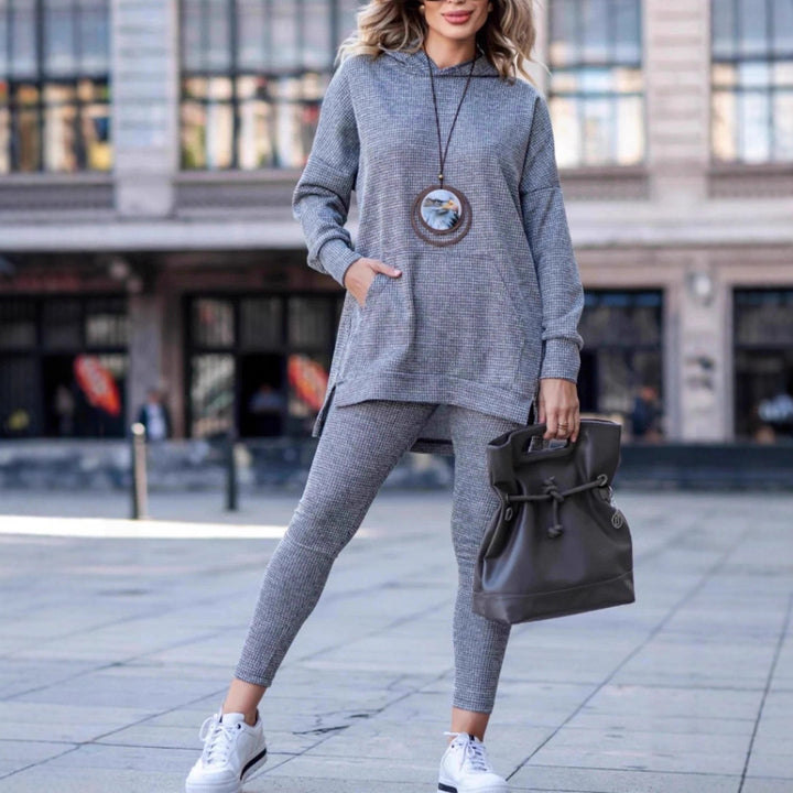 Damernas avslappnade hoodie-look med leggings Mirla-Eva Jonsson