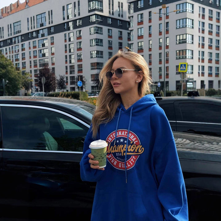 Damernas avslappnade hoodie med iögonfallande logotyp och bekväm oversized passform Mirla-Eva Jonsson
