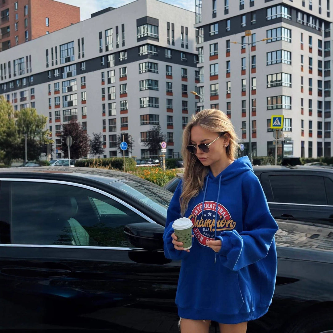Damernas avslappnade hoodie med iögonfallande logotyp och bekväm oversized passform Mirla-Eva Jonsson