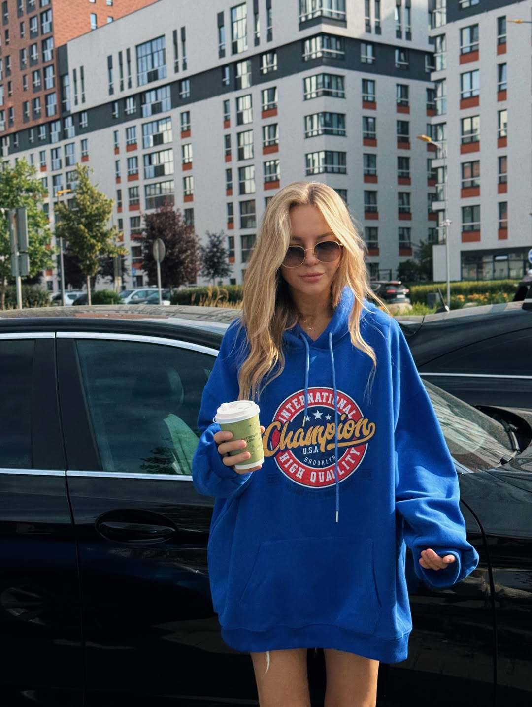 Damernas avslappnade hoodie med iögonfallande logotyp och bekväm oversized passform Mirla-Eva Jonsson